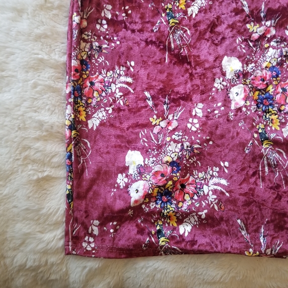 2PC Wine and Pink Color Floral Print Velvet Skirt Set. Size 6 - Picture 6 of 7